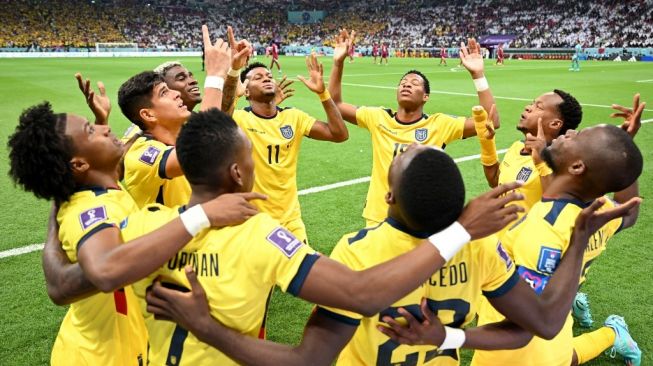 Para pemain Ekuador berdoa menjelang matchday pertama Grup A Piala Dunia 2022 antara Qatar vs Ekuador di Stadion Al-Bayt di Al Khor, utara Doha pada 20 November 2022.MANAN VATSYAYANA / AFP