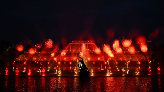  Lampu menerangi Palm House saat perayaan natal Kew atau "Christmas at Kew" di Kew Gardens, barat daya London, Inggris, Selasa (15/11/2022). [Daniel LEAL / AFP]
