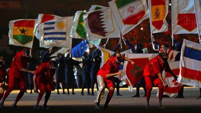 Penari tampil saat upacara pembukaan Piala Dunia 2022 di Stadion Al-Bayt di Al Khor, Doha, Qatar, Minggu (20/11/2022). [Kirill KUDRYAVTSEV / AFP]