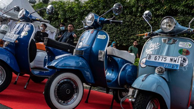 Warga menyaksikan vespa yang telah dikonversikan ke motor listrik dalam acara Electric Vehicle Funday di Jakarta, Minggu (20/11/2022). [ANTARA FOTO/Aprillio Akbar/nz]