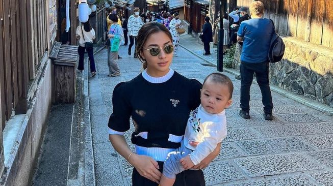 5 Potret Hot Mama Nikita Willy Selama Di Jepang Baby Izz Curi 5 Potret Hot Mama Nikita Willy Selama Di Jepang Baby Izz Curi