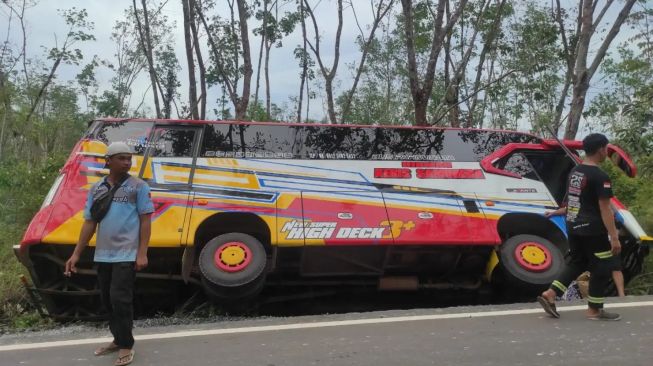 Pulang Piknik Bus Pariwisata Nyemplung ke Selokan di Gunung Kupang