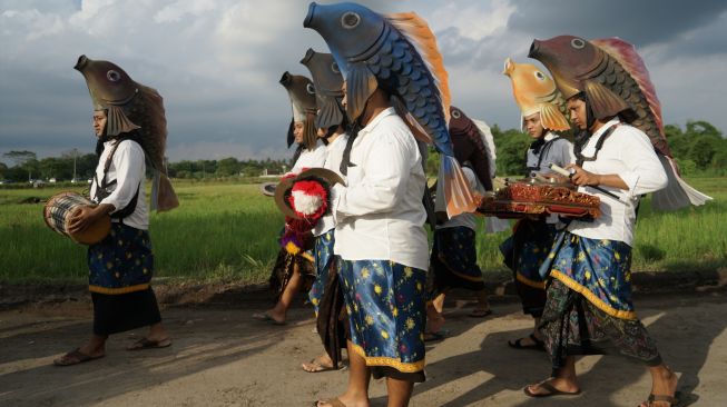 Seniman mengikuti kirab saat Ngayogjazz 2022 bertajuk ?"Kena Jazz-e Tetep Bening Banyune" di Cibuk Kidul, Margoluwih, Seyegan, Sleman, D.I Yogyakarta, Sabtu (19/11/2022). [ANTARA FOTO/Andreas Fitri Atmoko/rwa]
