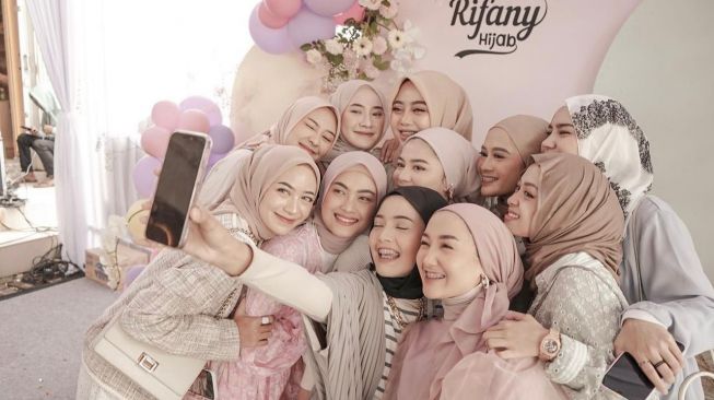 Para perempuan berhijab asyi berselfi di pembukaan store baru Rifany Hijab di Bandung. [dokumentasi pribadi] 