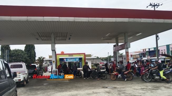 Antrean di SPBU Kedungwuluh, Kecamatan Padaherang, Kabupaten Pangandaran., Sabtu (19/11/2022). (Harapanrakyat.com)