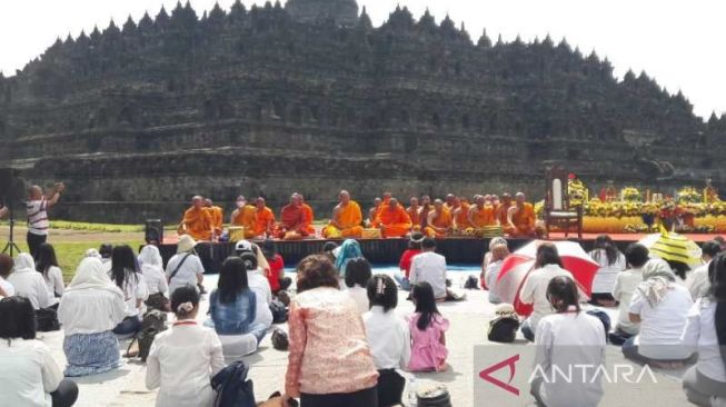 Umat Buddha Gelar "Santutthicitta" di Candi Borobudur, Ternyata Ini Maknanya