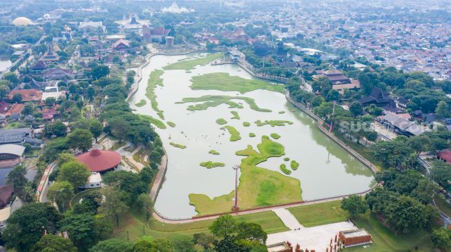 Foto udara pemandangan Danau Archipelago di Taman Mini Indonesia Indah (TMII), Jakarta Timur, Minggu (20/11/2022). [Suara.com/Alfian Winanto]