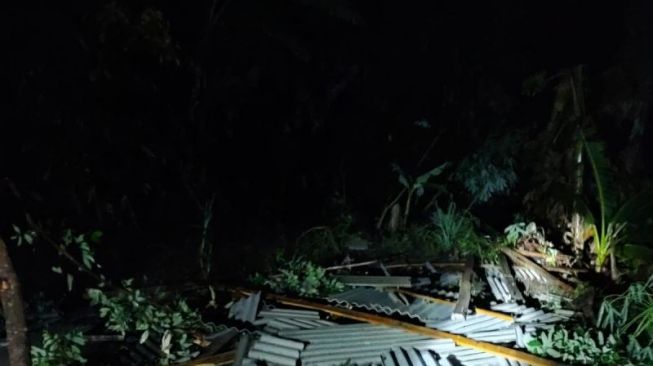 Warga Peninjauan OKU Berhamburan Keluar Rumah saat Puting Beliung Menghantam