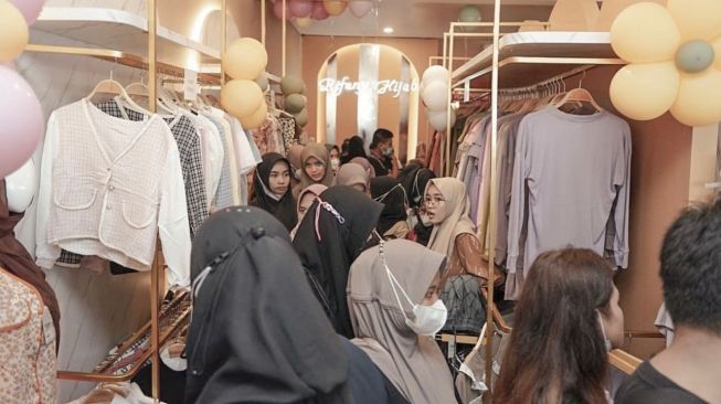 Para pengunjung menyerbu koleksi dari Rifany Hijab, yang baru saja membuka store baru di Bandung. [dokumentasi pribadi]