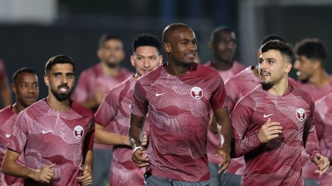 Dari Kiri ke Kanan: Penyerang Timnas Qatar Hassan Al-Haydos, bek Karim Hassan Abdel dan Bassam Al Rawi mengikuti sesi latihan di tempat latihan Aspire di Doha pada 19 November 2022 menjelang pertandingan pertama Grup A Piala Dunia 2022 kontra Ekuador, Minggu (20/11/2022) malam WIB.KARIM JAAFAR/AFP