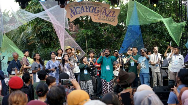 Group musik Huaton Dixie menunjukan aksinya saat Ngayogjazz 2022 bertajuk ?"Kena Jazz-e Tetep Bening Banyune" di Cibuk Kidul, Margoluwih, Seyegan, Sleman, D.I Yogyakarta, Sabtu (19/11/2022). [ANTARA FOTO/Andreas Fitri Atmoko/rwa]