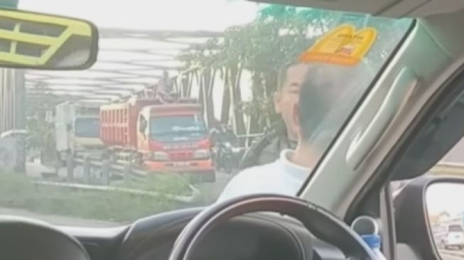 Diduga Oknum TNI maki dan toyor pengemudi mobil di Pondok Gede Bekasi (tangkapan layar akun @majeliskopi.08)