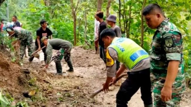 Tanah Longsor Hantam 2 Kecamatan di Wonogiri, Rusak Rumah Warga hingga Tutup Akses Jalan