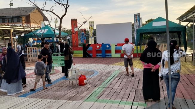 Taman wisata air situ Rawa Gede, kecamatan Rawalumbu, Kota Bekasi awal menjadi tempat nobar Piala Dunia 2022 (Suara.com / Danan Arya)