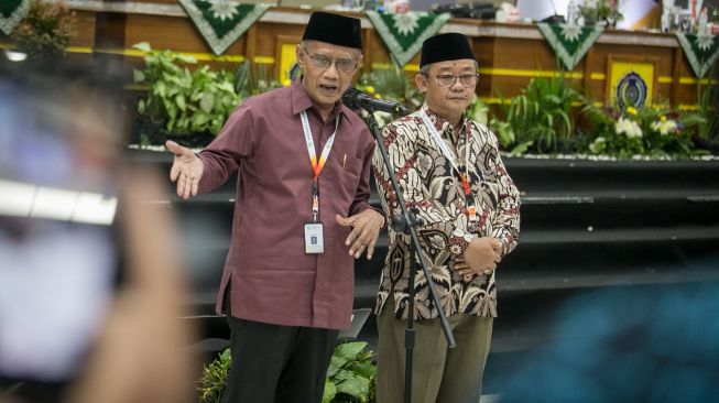 Ketua Umum Pimpinan Pusat (PP) Muhammadiyah terpilih 2022-2027 Haedar Nashir (kiri) dan Sekretaris Umum PP Muhammadiyah terpilih 2022-2027 Abdul Mu'ti (kanan) memberikan keterangan kepada wartawan usai acara penetapan pada Muktamar ke-48 Muhammadiyah di Edutorium KH Ahmad Dahlan UMS, Solo, Jawa Tengah, Minggu (20/11/2022). [ANTARA FOTO/Mohammad Ayudha/nz]
