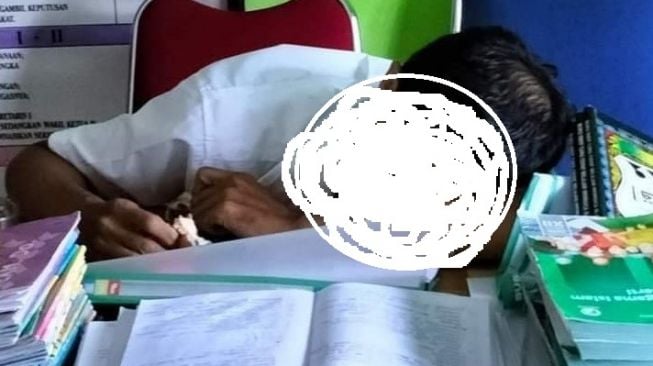 Innalillah Guru Agama Meninggal di Tumpukan Buku, Usai Mengajar Siswa Cara Mengurus Jenazah