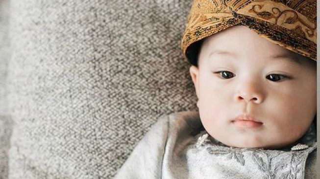 Momen Tedak Siten Baby Izz Anak Nikita Willy (Instagram/@Instagram/@thepotomoto)