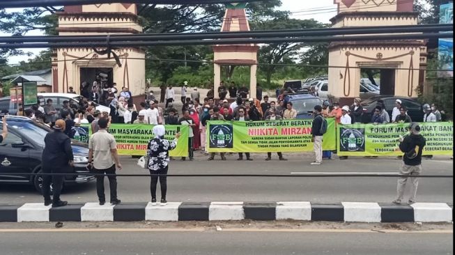 Banyak Orang Demo Tuntut Nikita Mirzani Dihukum Seberat-Beratnya Usai Sidang, Begini Tanggapan Fitri Salhuteru