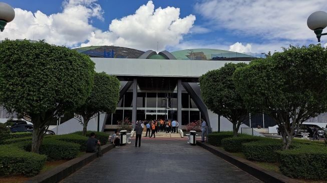 Merasakan guncangan gempa, Kepala BMKG Dwikorita Karnawati hentikan rapat dengan Komisi V DPR di Gedung Nusantara, Kompleks Parlemen, Jakarta, Senin (21/11/2022). [Suara.com/Novian]