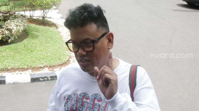 Uya Kuya mendatangi Direktorat Reserse Krimal Khusus Polda Metro Jaya, Jakarta, Senin (21/11). [Suara.com/Oke Atmaja]