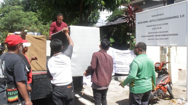 Sejumlah massa mengeluarkan barang dari rumah politikus Wanda Hamidah, Cikini, Jakarta, Senin (21/11). [Suara.com/Oke Atmaja] 