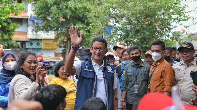 Menparekraf Sandiaga Uno meluncurkan program wirausaha praktis 'Juragan Lele Lalap' di Rusun Tanah Tinggi, Johar Baru, Jakarta Pusat.