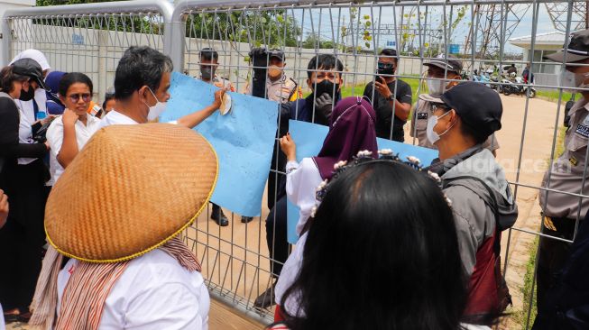 Pihak Jakpro menemui warga yang berunjuk rasa di depan gerbang Kampung Susun Bayam, Jakarta Utara, Senin (21/11/2022). [Suara.com/Alfian Winanto]