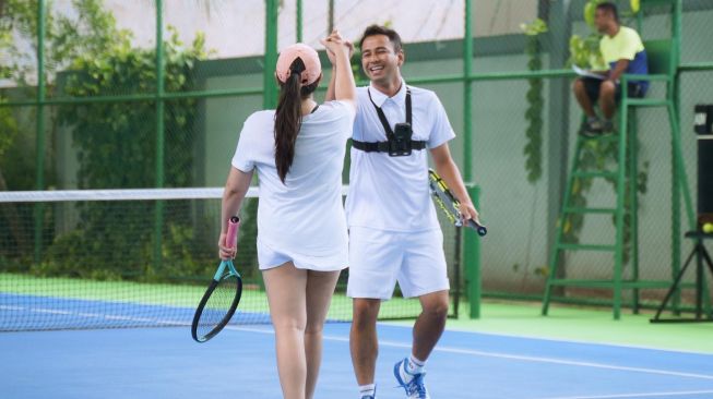 Potret Raffi Ahmad dan Nagita Slavina main tenis bareng (Instagram/@raffinagita1717)
