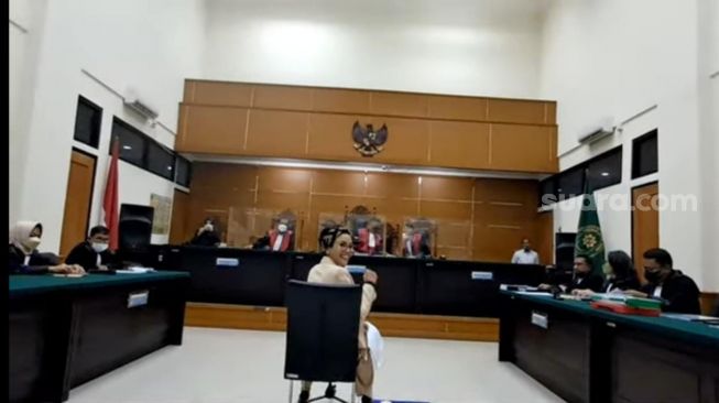 Nikita Mirzani jalani sidang kasus pencemaran nama baik di Pengadilan Negeri Serang, Senin (21/11/2022) [Suara.com/Rena Pangesti]