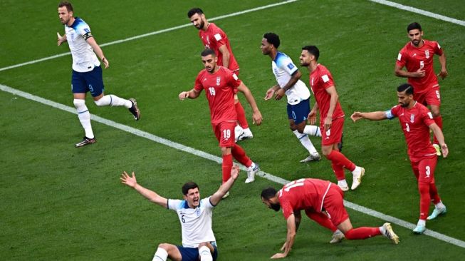 Suasana laga Grup B Piala Dunia 2022 antara Timnas Inggris vs Timnas Iran di Stadion Internasional Khalifa, Doha, Qatar, Senin (21/11/2022) malam WIB. [Anne-Christine POUJOULAT / AFP]