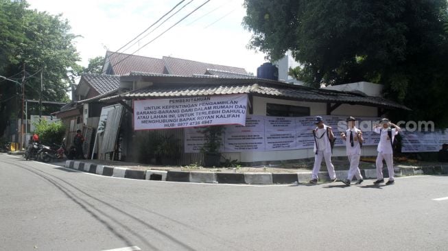 Warga melintas di depan rumah Wanda Hamida di Jalan Citandui, Cikini, Jakarta, Senin (21/11). [Suara.com/Oke Atmaja] 