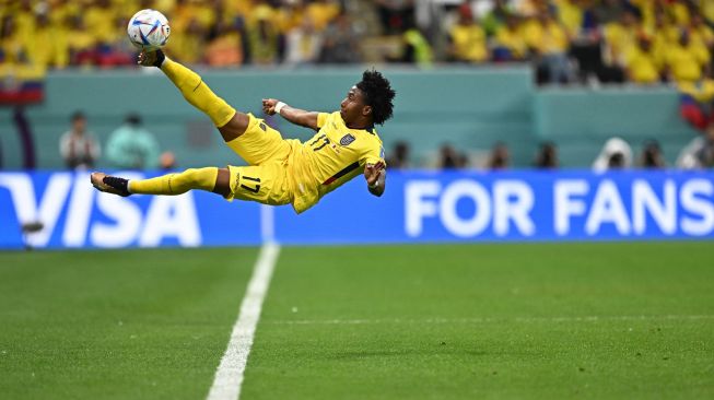 Bek Ekuador Angelo Preciado menendang bola selama pertandingan sepak bola Grup A Piala Dunia 2022 antara Qatar dan Ekuador di Stadion Al-Bayt di Al Khor, Doha, Qatar, Minggu (20/11/2022). [MANAN VATSYAYANA / AFP]