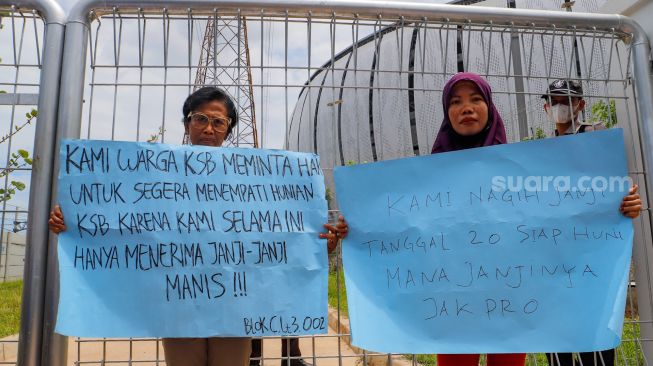 Warga berunjuk rasa di area depan gerbang Kampung Susun Bayam, Ibukota Indonesia Utara, Awal Minggu (21/11/2022). [Suara.com/Alfian Winanto]