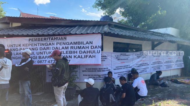 Rumah Wanda Hamidah dipasang spanduk oleh Japto Soerjosoemarno yang mengklaim sebagai pemilik tanah [Suara.com/Adiyoga Priyambodo]