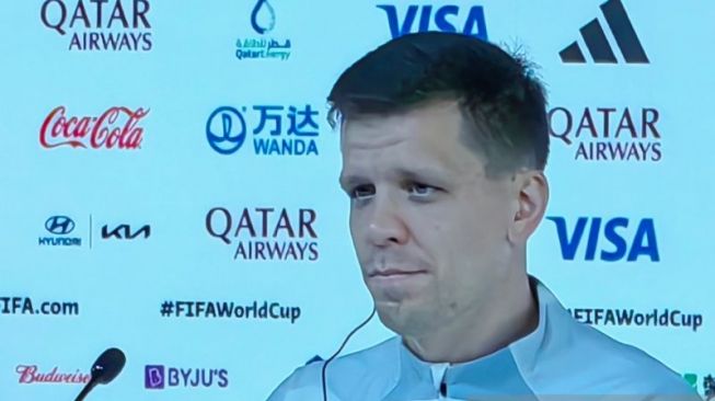 Kiper tim nasional Polandia Wojciech Szczesny saat menghadiri jumpa pers pralaga di Al Rayyan, Qatar, Senin (21/11/2022), sehari jelang pertandingan Grup C Piala Dunia 2022 melawan Meksiko. (ANTARA/Gilang Galiartha)