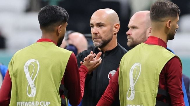 Pelatih Timnas Qatar, Felix Sanchez (tengah) usai laga Piala Dunia 2022 kontra Ekuador, Senin (21/11/2022) dini hari WIB. [KARIM JAAFAR / AFP]