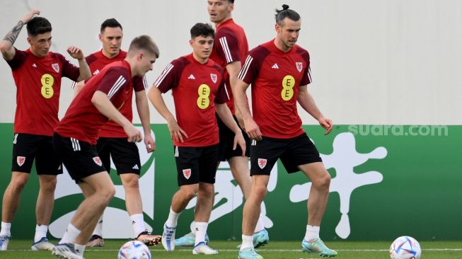 Bintang timnas Wales, Gareth Bale (tengah), mengikuti latihan bersama rekan-rekan timnya di lapangan Al Sadd, Doha, beberapa hari jelang pertandingan perdana mereka melawan Amerika Serikat di Grup B Piala Dunia 2022 di WQatar. [Nicolas TUCAT / AFP]