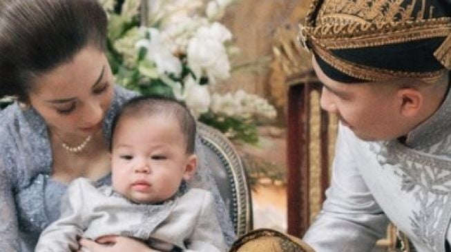 Gelar Acara Tedak Siten Baby Issa, Nikita Willy dan Suami Tampak Menawan Dalam Balutan Busana Adat Jawa