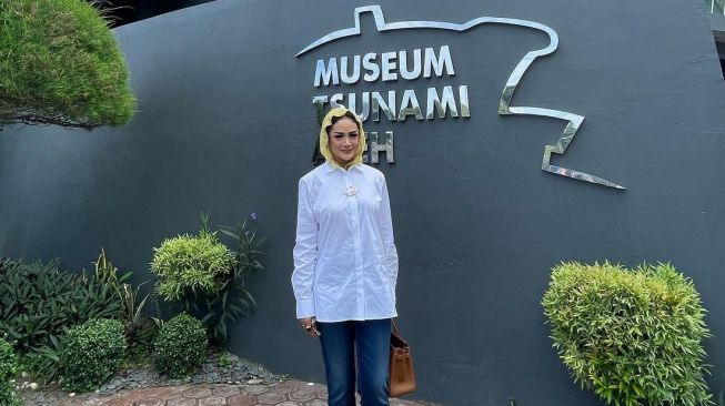 Potret Krisdayanti di Aceh (Instagram/@krisdayantilemos)