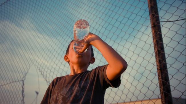 5 Tips yang Bisa Kamu Terapkan agar Anak Lebih Gemar Minum Air Putih