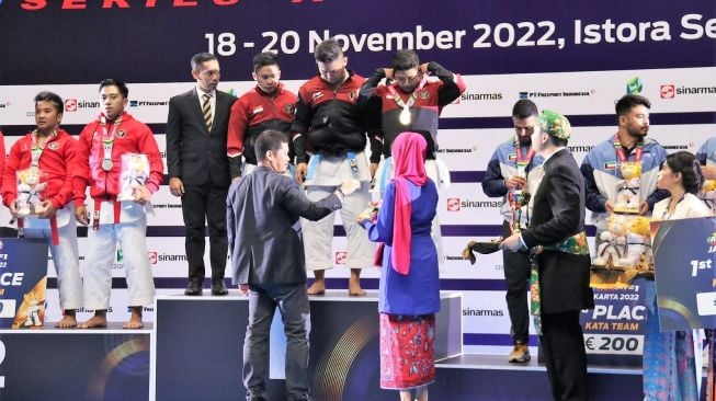 Tim nasional karate Indonesia berhasil merebut 11 medali dengan tiga diantaranya adalah emas dalam Kejuaraan Karate Internasional WKF Series A 2022 di Istora Gelora Bung Karno (GBK), pada Minggu (20/11/2022). [PB FORKI]