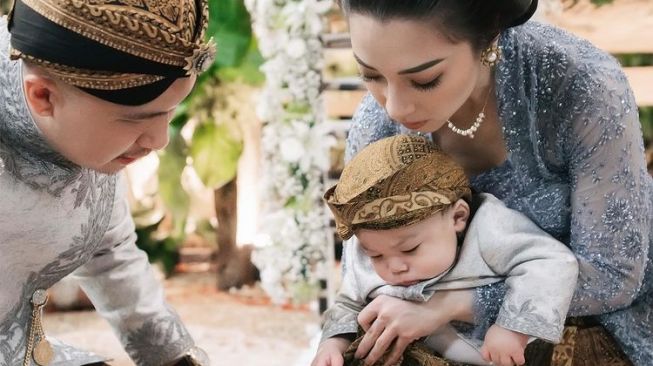 Momen Tedak Siten Baby Izz Anak Nikita Willy (Instagram/@Instagram/@thepotomoto)