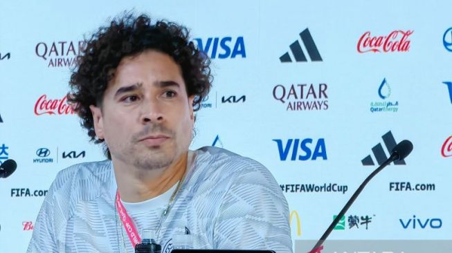 Kiper tim nasional Meksiko Guillermo Ochoa saat menghadiri jumpa pers pralaga di Al Rayyan, Qatar, Senin (21/11/2022), sehari jelang pertandingan Grup C Piala Dunia 2022 melawan Polandia. (ANTARA/Gilang Galiartha)