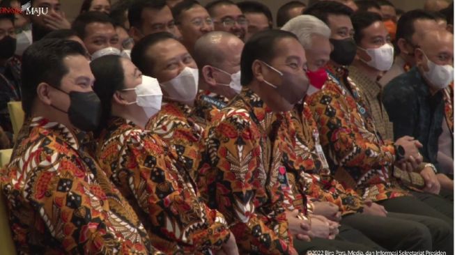 Presiden Joko Widodo atau Jokowi tertawa mendengar pidato Menteri Investasi sekaligus Ketua Dewan Pembina HIPMI, Bahlil Lahadalia di acara Musyawarah Nasional ke-17 HIPMI di Surakarta, Senin (21/11/2022). (Tangkap Layar YouTube Sekretariat Presiden).