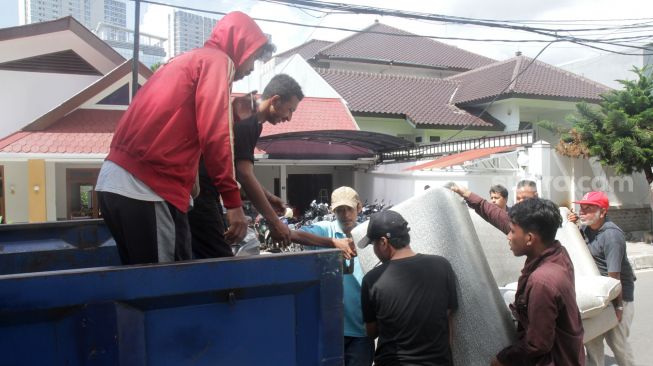 Sejumlah massa mengeluarkan barang dari rumah politikus Wanda Hamidah, Cikini, Jakarta, Senin (21/11). [Suara.com/Oke Atmaja] 