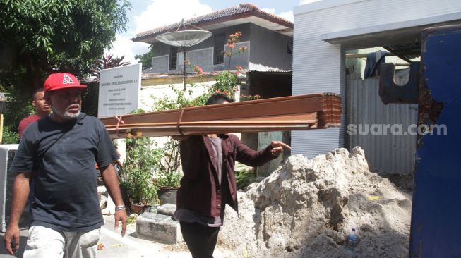 Sejumlah massa mengeluarkan barang dari rumah politikus Wanda Hamidah, Cikini, Jakarta, Senin (21/11). [Suara.com/Oke Atmaja] 