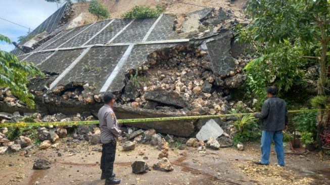 Talud SMP N 3 Saptosari Setinggi 10 Meter longsor, Sebanyak 8 Rumah Terisolir