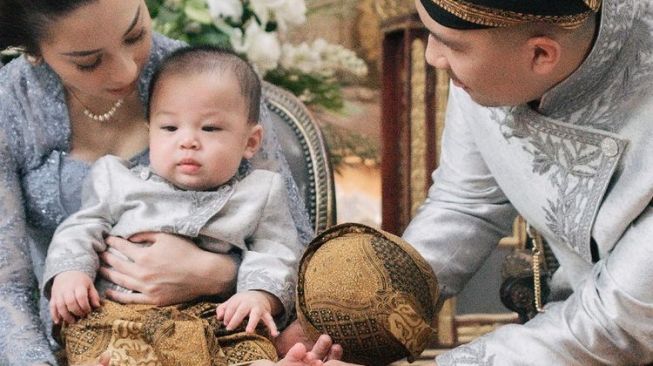 Momen Tedak Siten Baby Izz Anak Nikita Willy (Instagram/@Instagram/@thepotomoto)