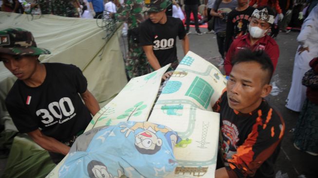 Sejumlah warga membawa korban terluka saat gempa bumi berkekuatan magnitudo 5,6 di RSUD Sayang Kabupaten Cianjur, Jawa Barat, Senin (21/11/2022). [ANTARA FOTO/Raisan Al Farisi/wpa/tom].