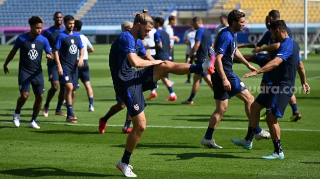 Para pemain timnas Amerika Serikat saat berlatih bersama di Doha, beberapa hari menjelang kick-off Piala Dunia 2022 di Qatar di mana di pertandingan pertama Grup B mereka akan berhadapan dengan timnas Wales. [Ozan KOSE / AFP]